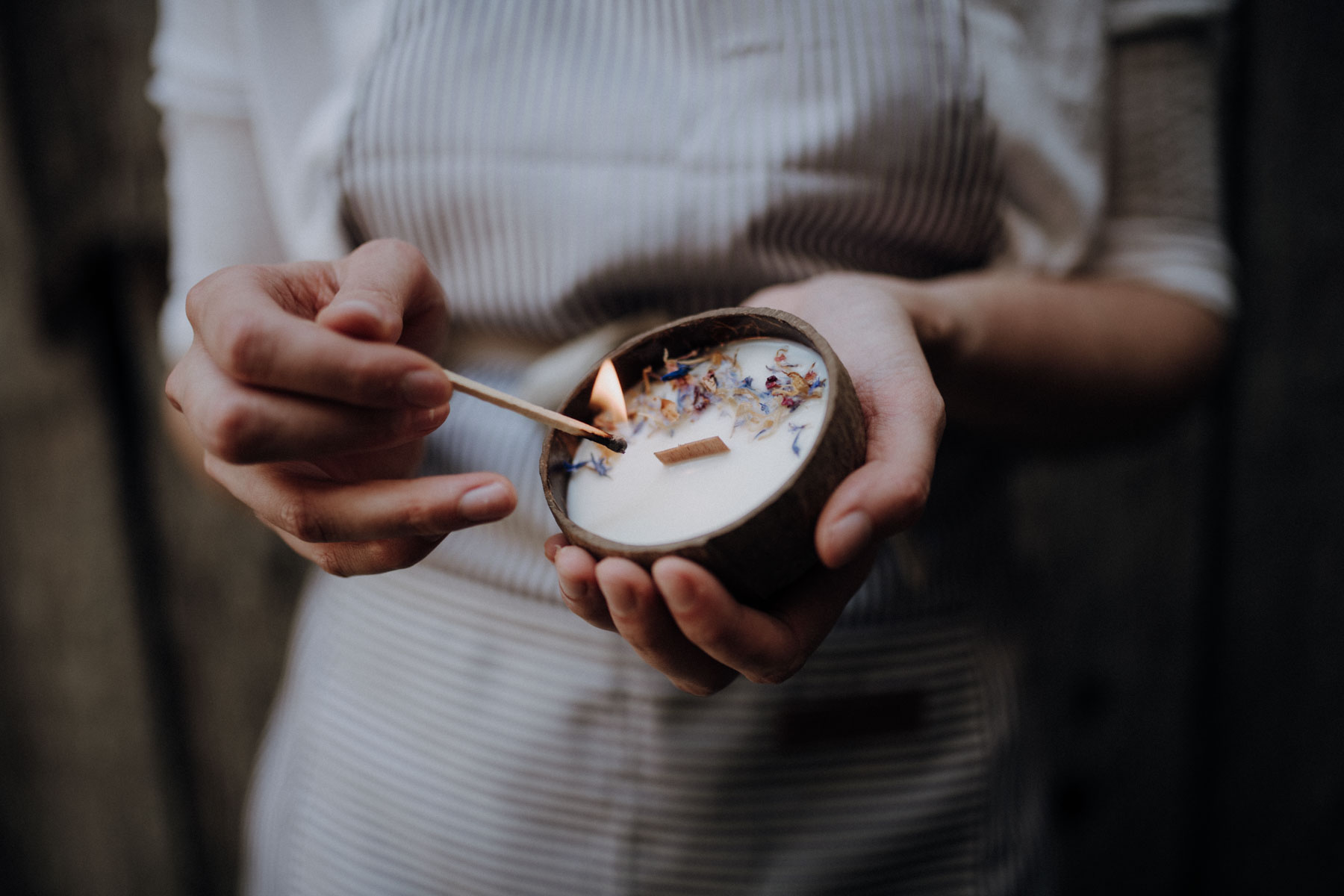 découvrez l'univers envoûtant des bougies, où chaque parfum vous transporte dans un voyage émotionnel unique. laissez-vous séduire par des senteurs envoûtantes qui évoquent des souvenirs précieux et créent une atmosphère chaleureuse et apaisante dans votre intérieur.